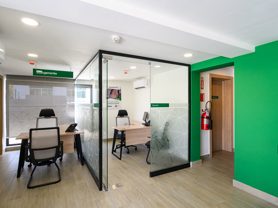 Oficinas de gerencia y subgerencia terminadas, cerradas con mamparas de vidrio impreso sobre el panelado de madera